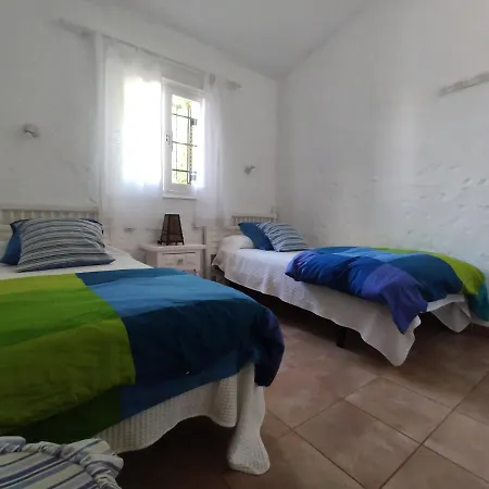 2 Bedroom Next Yumbo Center. Free Parking