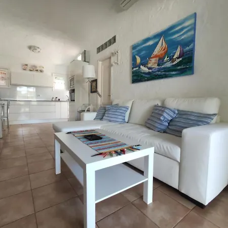 Nyaraló 2 Bedroom Next Yumbo Center. Free Parking *