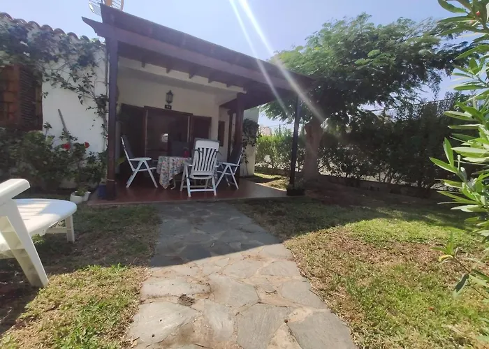 2 Bedroom Next Yumbo Center. Free Parking *