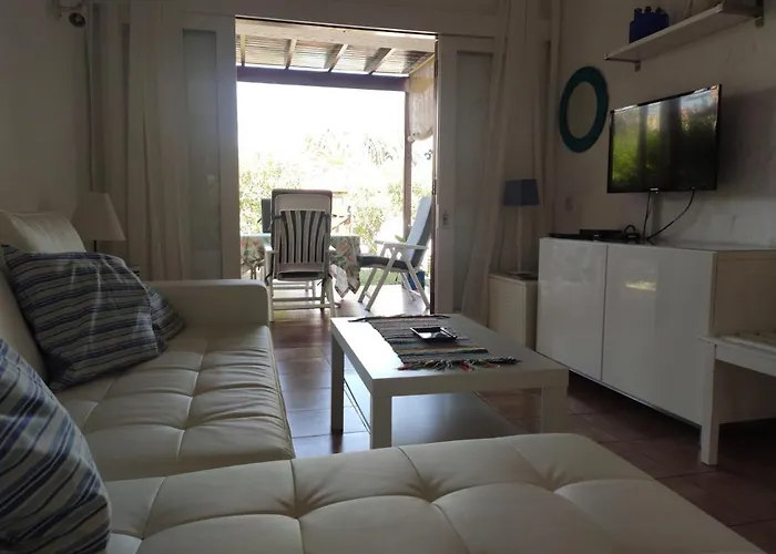 2 Bedroom Next Yumbo Center. Free Parking