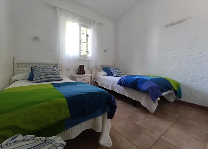 2 Bedroom Next Yumbo Center. Free Parking