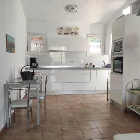 2 Bedroom Next Yumbo Center. Free Parking Semesterbostad *